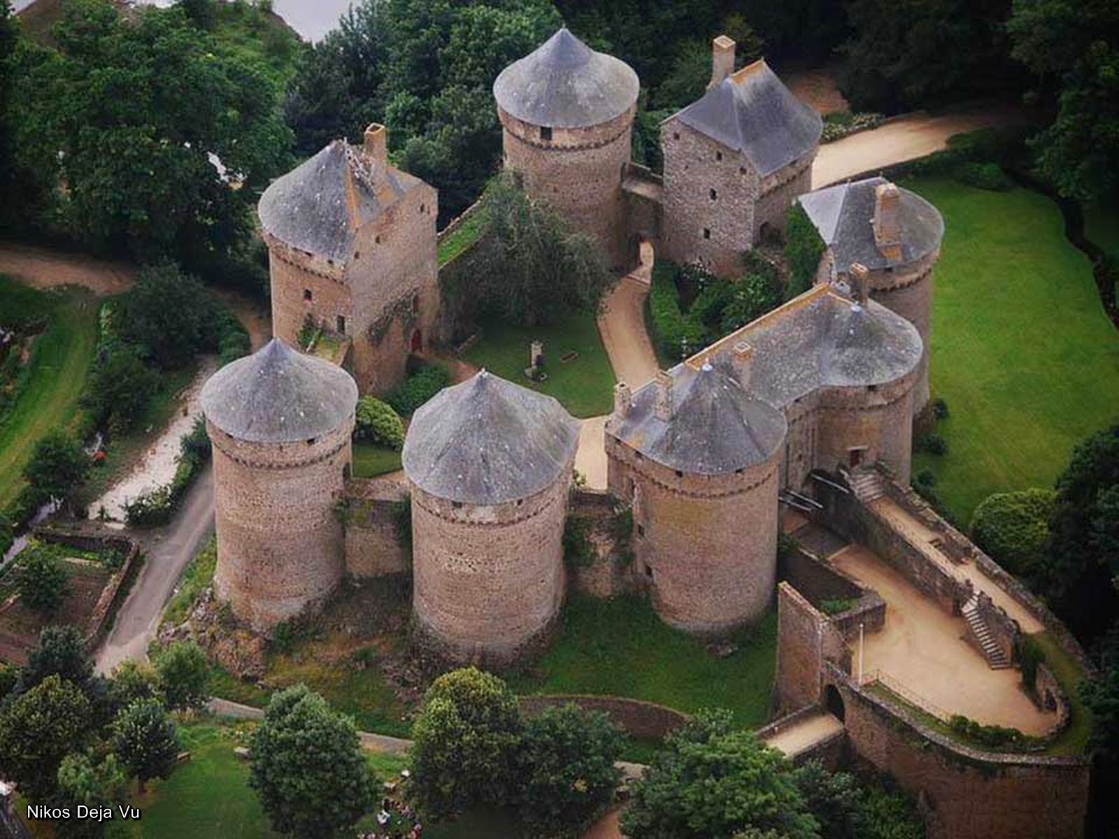 Средневековый замок во франции. Замок Майенн Франция. Шато де куси замок. Франция замок Lassay. Нофль Ле Шато замок средневековый.